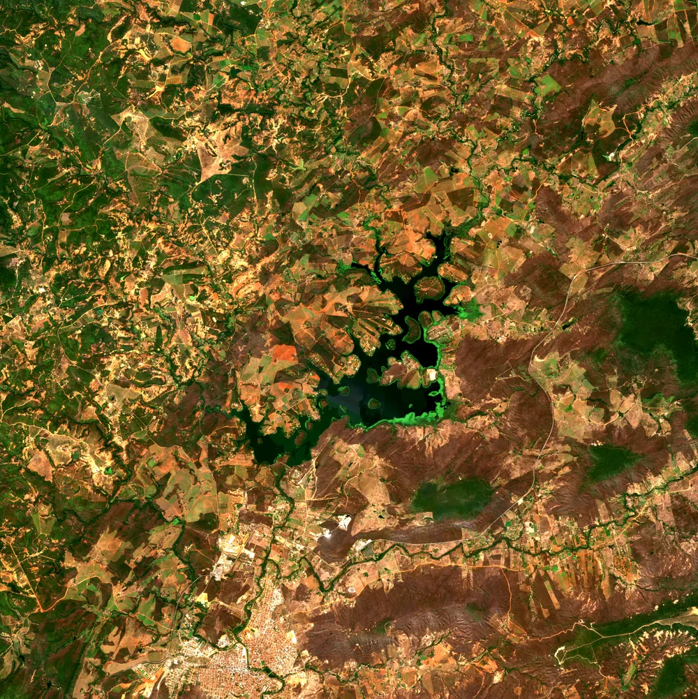 Composição Sentinel-2 em cor verdadeira (bandas B4, B3 e B2) da região da Barragem de Salinas, norte de Minas: o reservatório escuro no centro de um mosaico de pastagens, solo exposto e manchas de vegetação