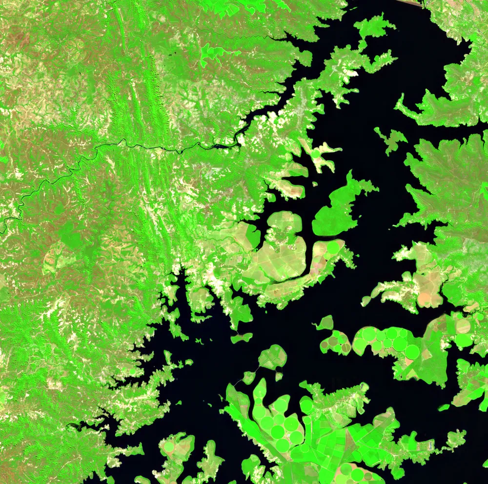 Composição Sentinel-2 SWIR (bandas B12, B8A e B4) do reservatório de Três Marias: a água em preto, a vegetação em verde vivo e o solo exposto do cerrado seco em tons claros