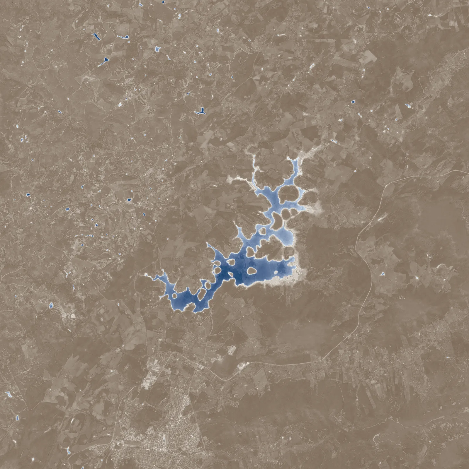 Camada MNDWI da Barragem do Rio Salinas: o açude em azul no centro, o semiárido em tons claros de bege