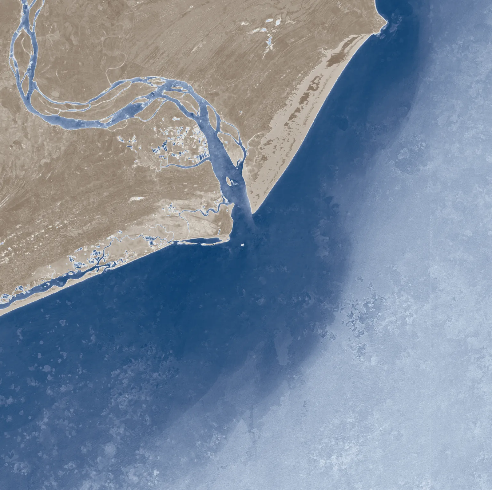 Camada MNDWI da foz do São Francisco: rio, estuário e oceano em azul, planície costeira e dunas em tons claros de bege